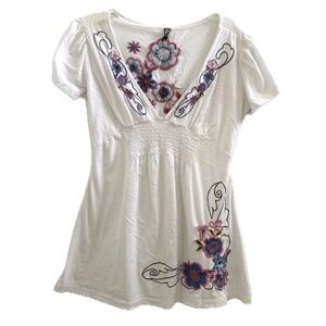 Short Sleeve Embroidery Top Size: Medium